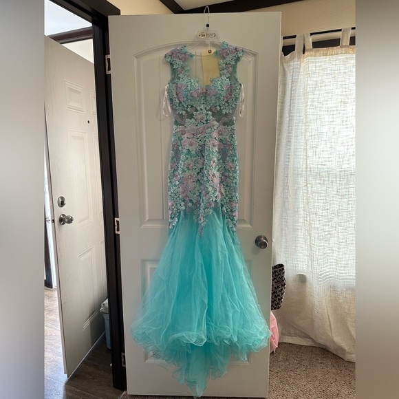 Prom dress - Picture 2 of 4